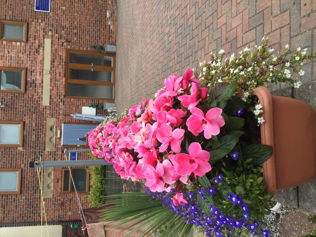 Tower House Executive Guest House Pontefract Exterior foto